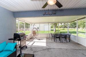 un patio avec une table, des chaises et un grill dans l'établissement Gorgeous Fully Furnished 2-Bedroom Luxury Villa, à Kissimmee