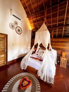 um quarto com uma cama e uma rede mosquiteira em Griyatama Bungalow em Nusa Penida