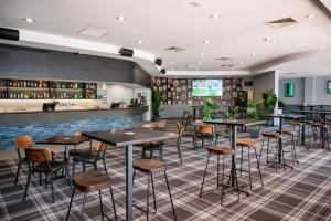 un ristorante con tavoli e sedie e un bar di Salisbury Hotel Motel a Brisbane