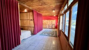 um pequeno quarto com uma cama e uma janela em Chakra Tavern em Bedugul