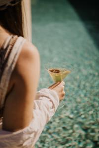 莫羅拉巴海濱的住宿－鹽水別墅- 樂寵住宿，喝杯酒的女人