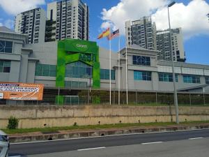 ein Gebäude mit zwei Flaggen vor einigen Gebäuden in der Unterkunft Inspired Homes @ PJ Grand Sofo#3A in Petaling Jaya