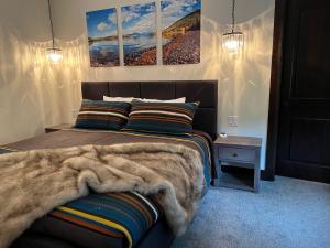 una camera da letto con un letto con una coperta di pelliccia sopra di Whitefish Slopeside Condo a Whitefish