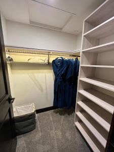 Un vestidor con ropa azul. en Whitefish Slopeside Condo, en Whitefish