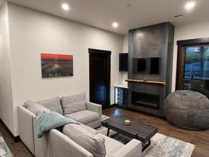 TV a/nebo společenská místnost v ubytování Whitefish Slopeside Condo