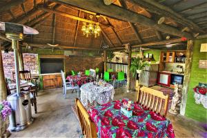ポチェフストルームにあるThe Ranch Guesthouseの建物内のテーブルと椅子のあるダイニングルーム