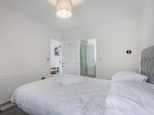 um quarto com uma grande cama branca e um espelho em Studio - Uk34126 em Tewkesbury