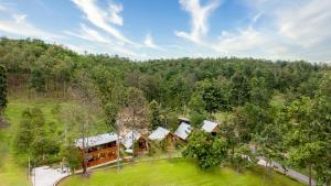 uma vista superior de uma casa numa floresta em Hin Khong Villa - a tropical surprise em Ban Huai Sai