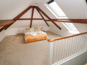 een slaapkamer op zolder met een bed en dakramen bij 12 Malthall in Swansea
