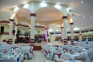 Un restaurante o sitio para comer en Nysa Hotel