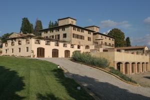 un grand bâtiment sur une colline avec une allée. dans l'établissement Villa San Filippo, à Barberino di Val dʼElsa