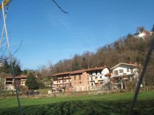 a group of houses on a hill in a field at Bed & Breakfast Varionda in Chiaverano