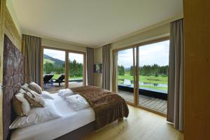Ένα ή περισσότερα κρεβάτια σε δωμάτιο στο Berg & Golf Resort Westendorf by ALPS RESORTS