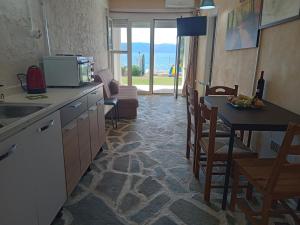 kuchnia ze stołem i jadalnią w obiekcie Flora's Beach House Your House On The Beach w mieście Amarynthos +37 zdjęć