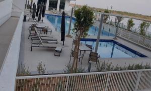 Bazén v ubytování Deluxe Apartment on YAS with Sea View Balcony nebo v jeho okolí
