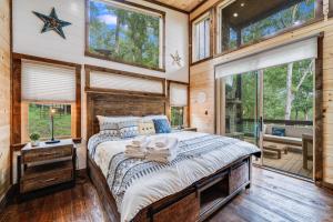 um quarto com uma cama grande e janelas em Grizzly Cabin em McCaysville
