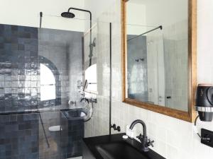 bagno con lavandino e specchio di Palacete Molina a Siviglia