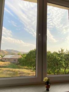okno z widokiem na pole i dom w obiekcie Rural Treasure w Garni