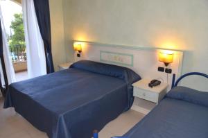 Postel nebo postele na pokoji v ubytování Kalos Hotel