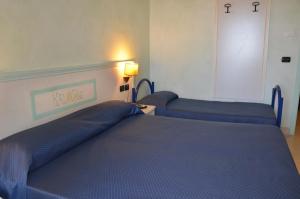 Postel nebo postele na pokoji v ubytování Kalos Hotel