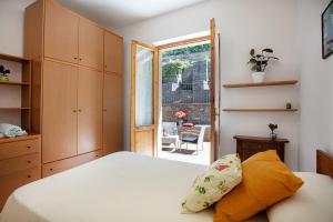 una camera con letto e porta di accesso a un patio di Casa Marcella a Gaiole in Chianti