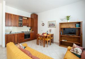 una cucina con divano e tavolo in una camera di Casa Marcella a Gaiole in Chianti