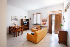 un soggiorno con divano e tavolo di Casa Marcella a Gaiole in Chianti