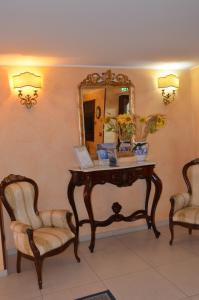 Posezení v ubytování Kalos Hotel