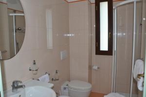 Koupelna v ubytování Kalos Hotel + 27 fotografií
