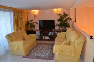 TV a/nebo společenská místnost v ubytování Kalos Hotel