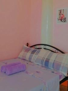 Postel nebo postele na pokoji v ubytování Alona J&J Tourist Inn