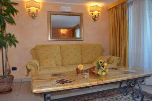 Posezení v ubytování Kalos Hotel