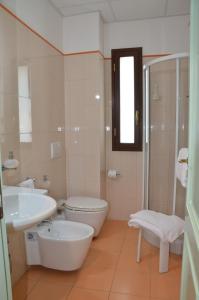 Koupelna v ubytování Kalos Hotel