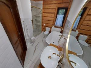 a bathroom with two toilets and a sink and a shower at Gwiezdna 5 in Tresna