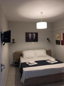 een slaapkamer met een bed met twee handdoeken erop bij La casa di Elen in Plati