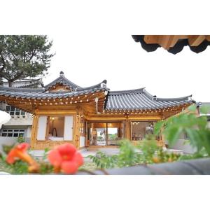 慶州市にあるGyeongju Hanok Sohwaの庭園付日本家屋模型