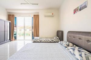 Kampong Sungai Kajang的住宿－COCONUT HOMESTAY Tanjong Karang Sekinchan Kuala Selangor，一间卧室设有两张床和大窗户