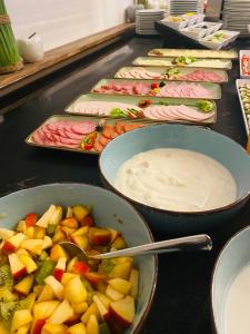 un buffet avec de nombreux types différents de nourriture dans des poêles dans l'établissement Köln 2020, à Cologne