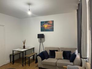a living room with a couch and a table at Silver Apartment 2 Bed Flat Leicester City Centre in Leicester