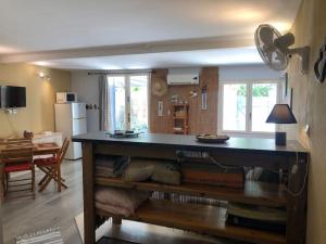 a kitchen with a large counter top in a room at Les Cazes Hermitage 4- 600m du Lagon in L'Ermitage-Les-Bains