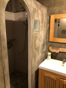 La salle de bains est pourvue d'une douche, d'un lavabo et d'un miroir. dans l'établissement Les cazes Hermitage 5 - Proche du Lagon, à L'Ermitage-Les-Bains
