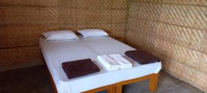 Dusk Till Dawn في هامبي: سرير صغير في غرفة عليها مناشف