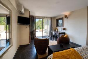 TV a/nebo společenská místnost v ubytování Mas des Cigales