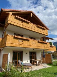 une maison avec une terrasse et une table en face dans l'établissement Bergelemente - Bergahorn, à Schönau am Königssee