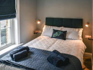 Postel nebo postele na pokoji v ubytování Helens Cottage