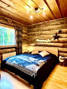 Кровать или кровати в номере Villa Saarua by the Slopes Ski in, Family & Bike Park, hike trails, National Park, WiFi - Lapland Villas