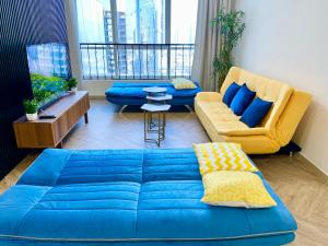 sala de estar con sofá azul y silla amarilla en Elite Private Residential Apartment in a Prime Location Al Reem Island - 1301, en Abu Dabi 19 fotos más