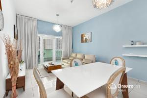 a living room with a white table and chairs at Dream Inn Apartments - Marina Pinnacle in Dubai