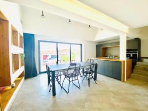 jadalnia ze stołem i krzesłami w obiekcie Duplex 120m2 terrasse vue sur Nîmes w mieście Nîmes +13 zdjęć