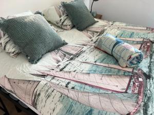 a bed with a boat quilt on it with pillows at Plassenzicht Logies & Sloepverhuur in Loosdrecht